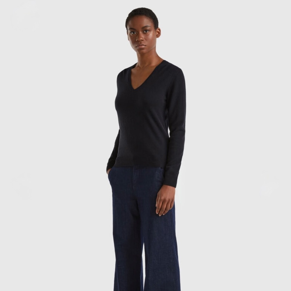 EUC [United Colors Of Benetton] Classic Black V-Neck Virgin Wool Sweater | Small